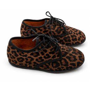 Zapato blucher con cierre de cordones en animal print con suela blandita