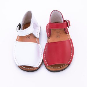 Menorquina en piel cerradas por detras con cierre de hebilla