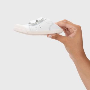 Deportivo o playera dos velcros RESPETUOSO en napa con puntera de goma.