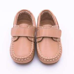 Naútico en napa piel con cierre de velcro y con suela de goma antideslizante