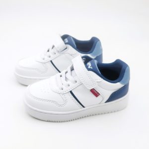 Deportiva o zapatilla en piel con cierre de velcro y con suela de goma de la marca LEVIS