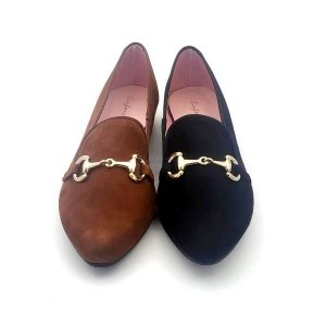 Zapato en piel ante con adorno de cadena o estribo y suela antideslizante