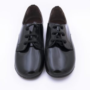 Zapato blucher inglés en piel con brillo y con cierre de cordones y suela de goma