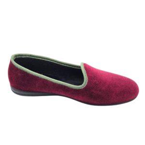 Zapatilla cerrada de terciopelo con ribete verde