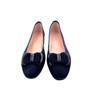 Parisina con tacón de 3 cm de alto fabricada en ante con lazo pequeño de ante y charol