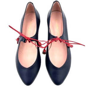 Zapato mujer en piel azul con cordon rojo