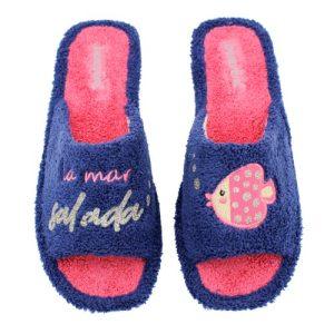 Zapatilla de casa abierta de toalla con adorno de pez y letras "la mar"