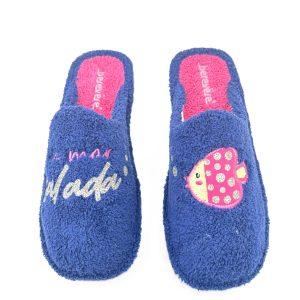 Zapatilla de casa cerrada de toalla con adorno de pez y letras "la mar"