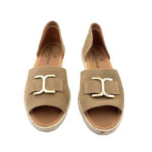 Sandalia ante cerrada con suela de esparto y cadena de oro