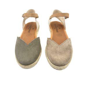 Alpagata tipo mercedita en ante con cierre de hebilla y suela de goma