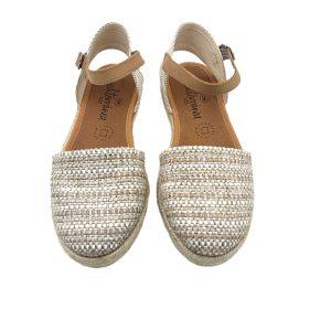 Alpagata tipo mercedita en piel ante con cierre de hebilla y suela de goma con tejido trenzado