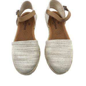 Alpagata tipo mercedita en piel ante con cierre de hebilla y suela de goma con brillo y tejido trenzado fino