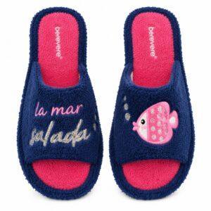 Zapatilla de casa abierta de toalla con adorno de pez y letras "la mar"